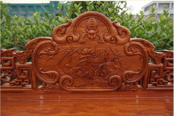 貴妃榻，榻上有一朵綻放的花