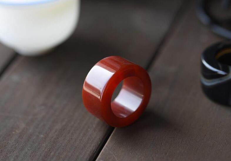 玉扳指，最美的指上風(fēng)情