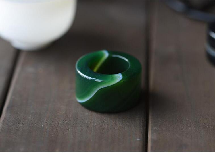 玉扳指，最美的指上風(fēng)情