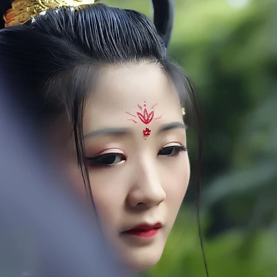 妖艷冷漠的女生頭像，唯美古風(fēng)真人女子頭像