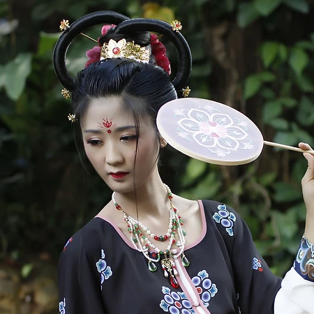 妖艷冷漠的女生頭像，唯美古風(fēng)真人女子頭像