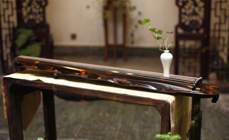 解花語蕉葉古琴，時尚古典匠心啟航閱讀民族樂器