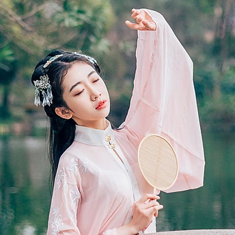 桃花樹下古風(fēng)頭像，唯美古風(fēng)粉衣女子真人頭像