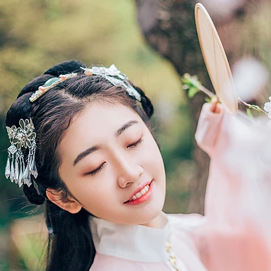桃花樹下古風(fēng)頭像，唯美古風(fēng)粉衣女子真人頭像