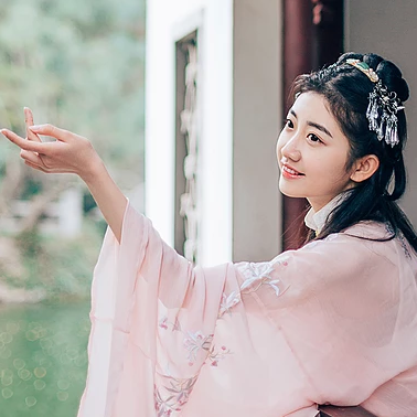 桃花樹下古風(fēng)頭像，唯美古風(fēng)粉衣女子真人頭像