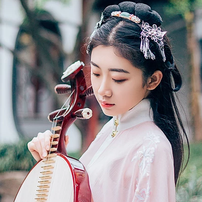 桃花樹下古風(fēng)頭像，唯美古風(fēng)粉衣女子真人頭像