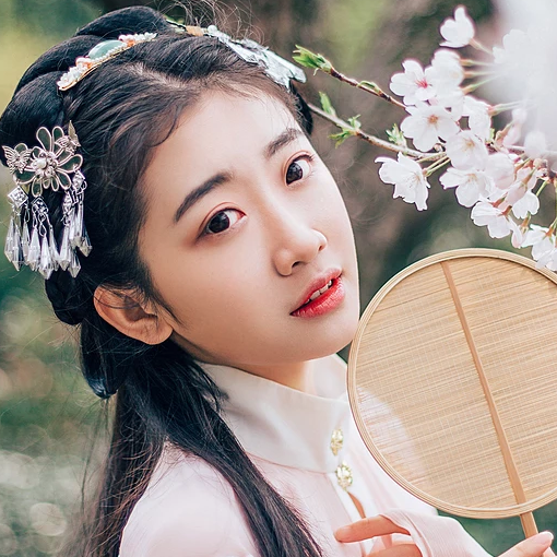 桃花樹下古風(fēng)頭像，唯美古風(fēng)粉衣女子真人頭像