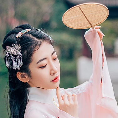 桃花樹下古風(fēng)頭像，唯美古風(fēng)粉衣女子真人頭像