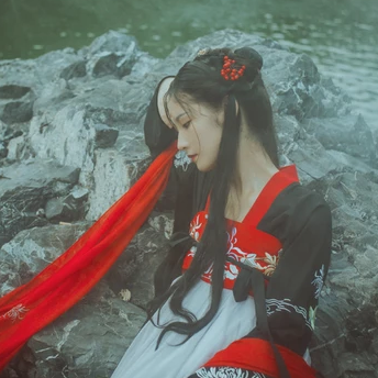 紅妝帶傘古風頭像，唯美古風真人女子頭像