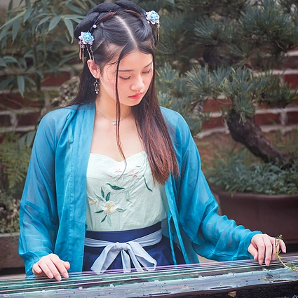 藍衣帶團扇女生頭像，唯美古風(fēng)女子真人頭像