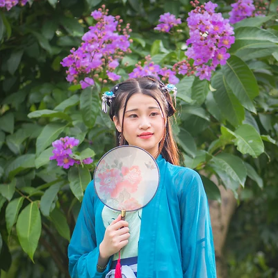 藍衣帶團扇女生頭像，唯美古風(fēng)女子真人頭像