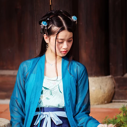 藍衣帶團扇女生頭像，唯美古風(fēng)女子真人頭像