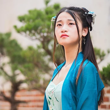 藍衣帶團扇女生頭像，唯美古風(fēng)女子真人頭像