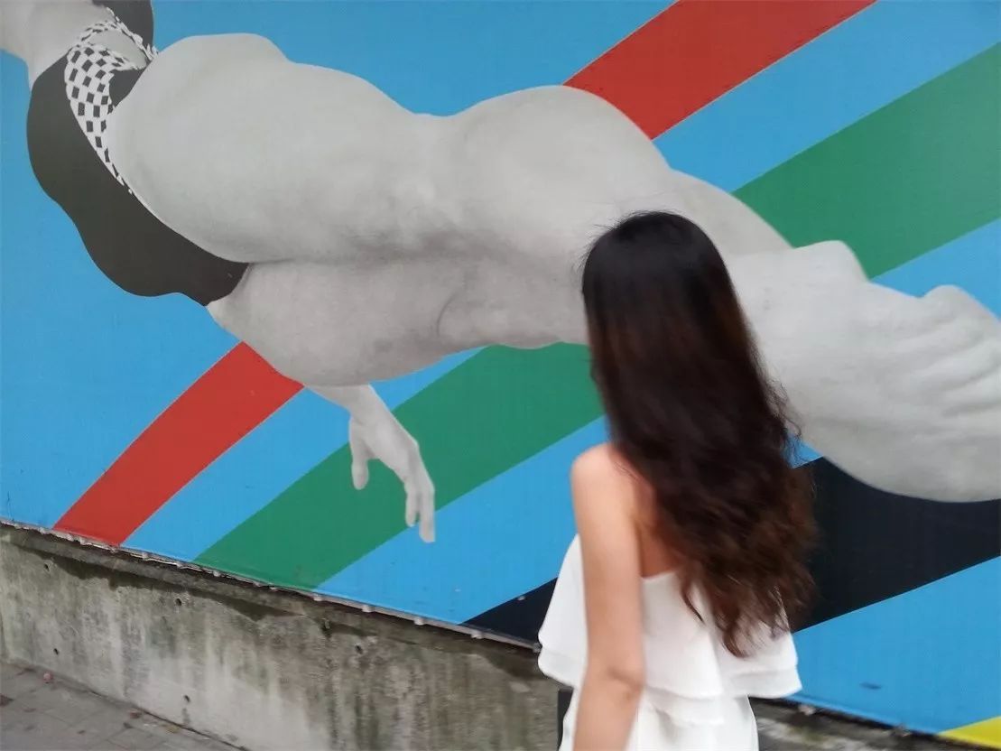 青島·Villaart維林藝墅，因?yàn)榉孔訍凵弦蛔? src="/yuedu/d/file/bigpic/190404/04/13-1G01PU151-50.jpg" style="height: 1066px; width: 800px;" / data-R6Dq="gQAD9K"></p>
<p data-utau="xyyXAM">
	　　「小時(shí)候，媽媽對我講，大海，就是我故鄉(xiāng)&hellip;&hellip;」</p>
<p data-b5Sm="Aqo8VV">
	　　我是鞠慧，從小在海邊的我就是聽著這首歌長大的?，F(xiàn)在，我的小孩也在咿咿呀呀的學(xué)唱著同一首歌。</p>
<p data-n8jY="C6GcUh">
	　　大海給了我熱愛藝術(shù)的靈魂，家里父輩都是出色的藝術(shù)家，從小耳濡目染。在</p>
<p data-yOfU="1rTUgi">
	　　學(xué)習(xí)設(shè)計(jì)藝術(shù)幾年中，我刷遍中國的美術(shù)館、藝術(shù)區(qū)。<br / data-26P7="SSGLsU">
	<img alt=