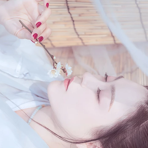 白衣冷艷女子頭像，唯美古風真人頭像