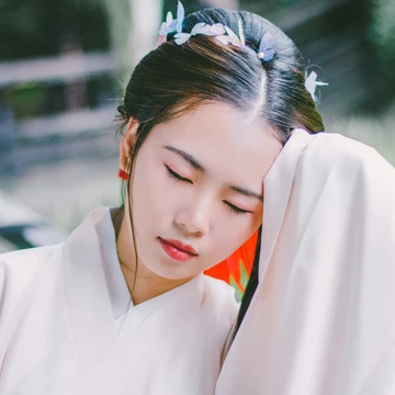 白衣帶折扇女生頭像，唯美古風真人頭像