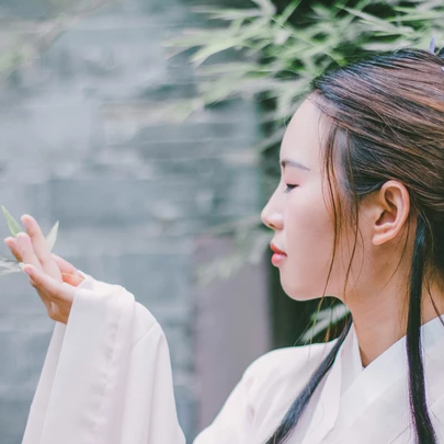 白衣帶折扇女生頭像，唯美古風真人頭像