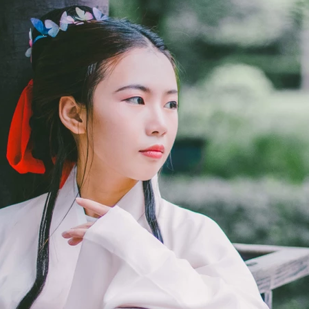 白衣帶折扇女生頭像，唯美古風真人頭像