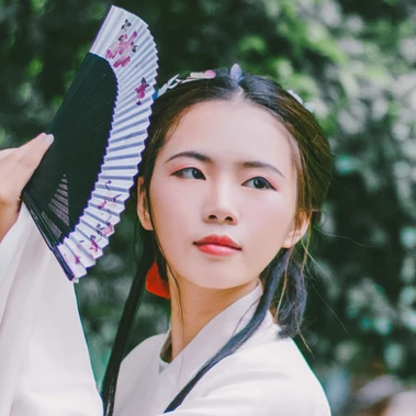 白衣帶折扇女生頭像，唯美古風真人頭像