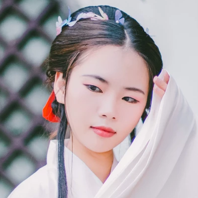 白衣帶折扇女生頭像，唯美古風真人頭像