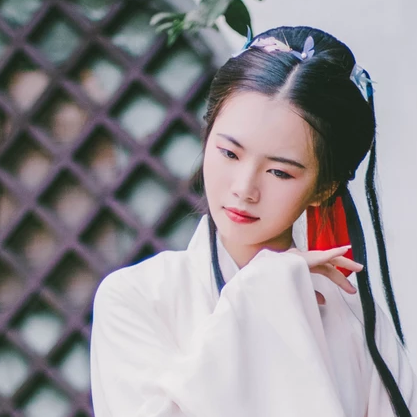 白衣帶折扇女生頭像，唯美古風真人頭像