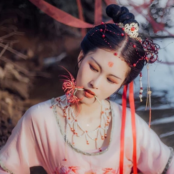 嬌艷彼岸花女子頭像，唯美古風(fēng)真人頭像