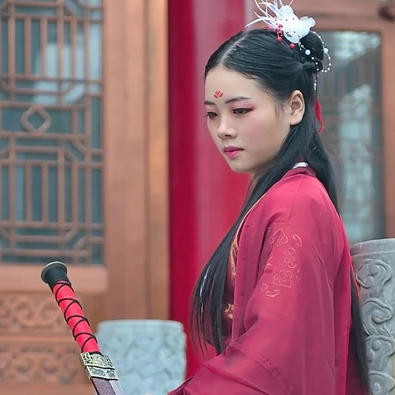 霸氣紅衣女子帶劍頭像，唯美古風(fēng)女子真人頭像