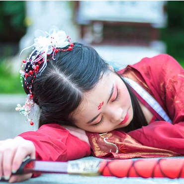 霸氣紅衣女子帶劍頭像，唯美古風(fēng)女子真人頭像