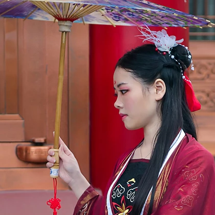 霸氣紅衣女子帶劍頭像，唯美古風(fēng)女子真人頭像