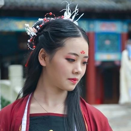 霸氣紅衣女子帶劍頭像，唯美古風(fēng)女子真人頭像