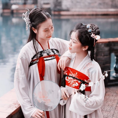 梅花樹下閨蜜頭像，唯美古風(fēng)女子真人頭像