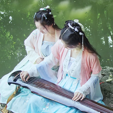 綠陰樹下閨蜜頭像，唯美古風(fēng)女子頭像