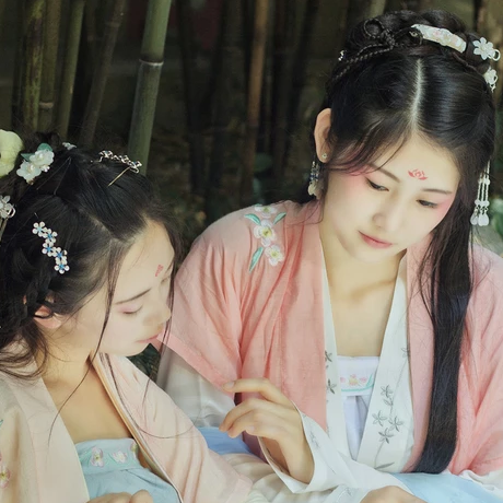 綠陰樹下閨蜜頭像，唯美古風(fēng)女子頭像