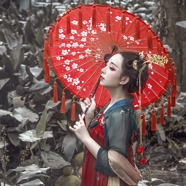 嬌艷紅裙帶紅傘頭像，唯美古風女子頭像