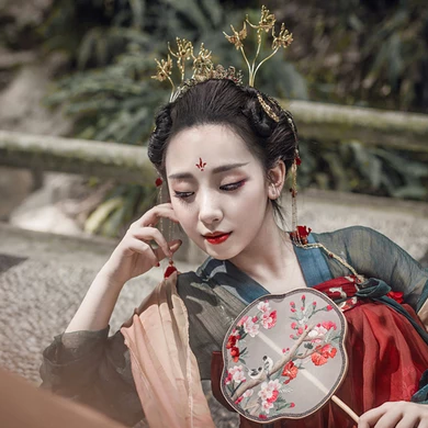 嬌艷紅裙帶紅傘頭像，唯美古風女子頭像