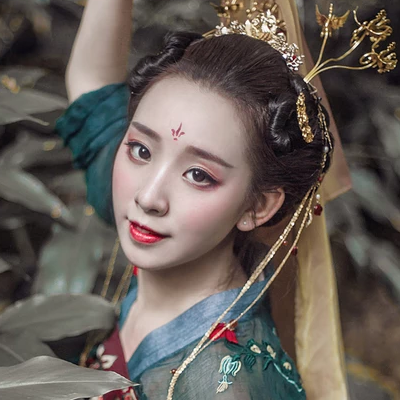 嬌艷紅裙帶紅傘頭像，唯美古風女子頭像