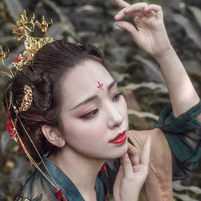 嬌艷紅裙帶紅傘頭像，唯美古風女子頭像