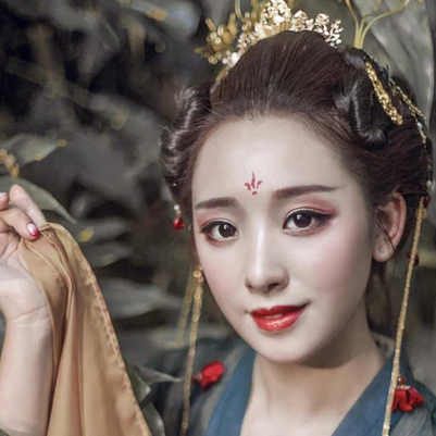 嬌艷紅裙帶紅傘頭像，唯美古風女子頭像