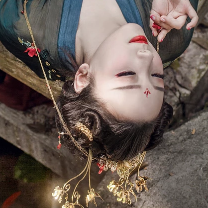 嬌艷紅裙帶紅傘頭像，唯美古風女子頭像