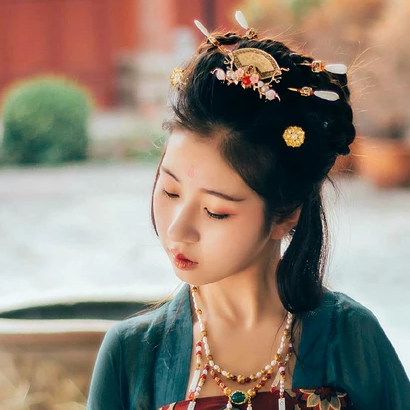 青玉暗紅裙帶團(tuán)扇頭像，唯美古風(fēng)女子頭像