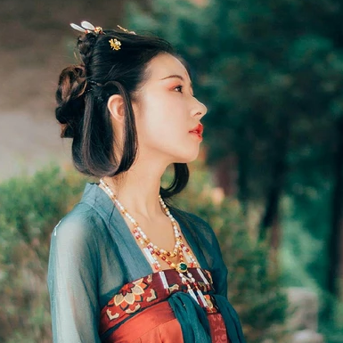 青玉暗紅裙帶團(tuán)扇頭像，唯美古風(fēng)女子頭像