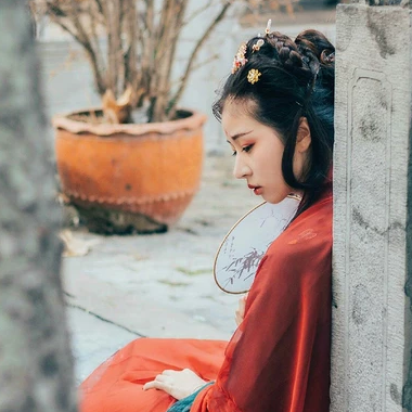 青玉暗紅裙帶團(tuán)扇頭像，唯美古風(fēng)女子頭像