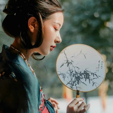 青玉暗紅裙帶團(tuán)扇頭像，唯美古風(fēng)女子頭像
