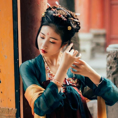 青玉暗紅裙帶團(tuán)扇頭像，唯美古風(fēng)女子頭像