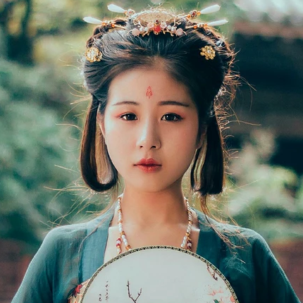 青玉暗紅裙帶團(tuán)扇頭像，唯美古風(fēng)女子頭像