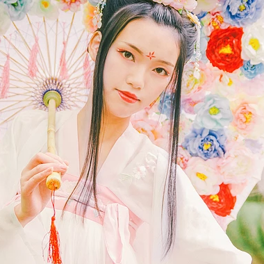 嬌艷花朵粉裙頭像，唯美古風女子頭像