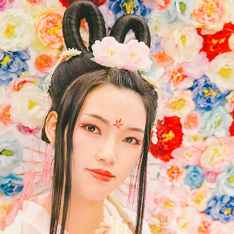 嬌艷花朵粉裙頭像，唯美古風女子頭像