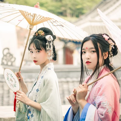 陽光下漢服帶傘頭像，唯美古風(fēng)閨蜜頭像