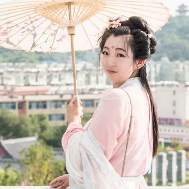 陽光下漢服帶傘頭像，唯美古風(fēng)閨蜜頭像