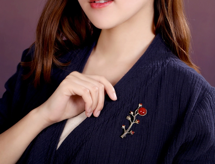 一曲紅塵胸針，優(yōu)雅復(fù)古瑪瑙飾品